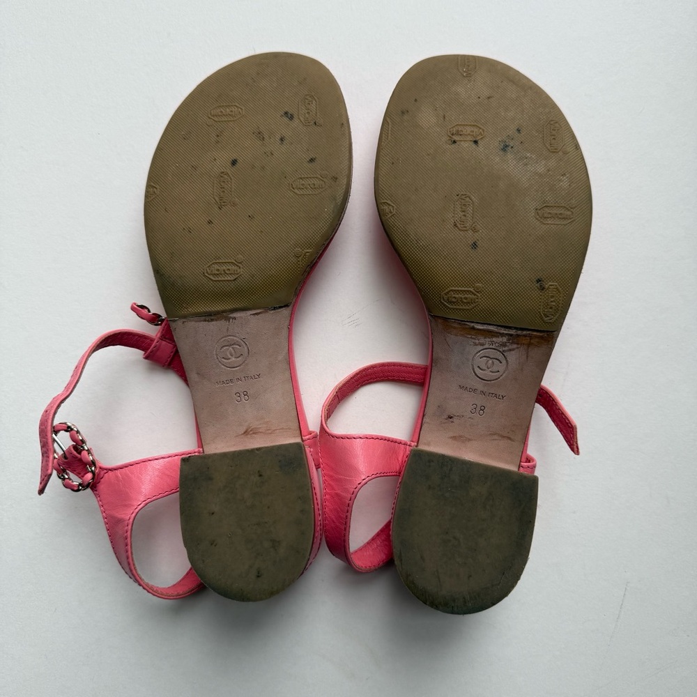 CHANEL Quilted Pink
Interlocking CC Logo T-Strap Sandals
Goatskin Size 38 - Picture 6 of 13